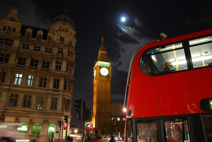 Ночь, улица, часы, автобус...