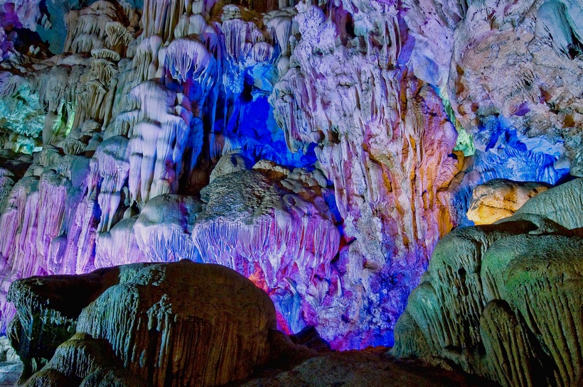 В пещере Холонга