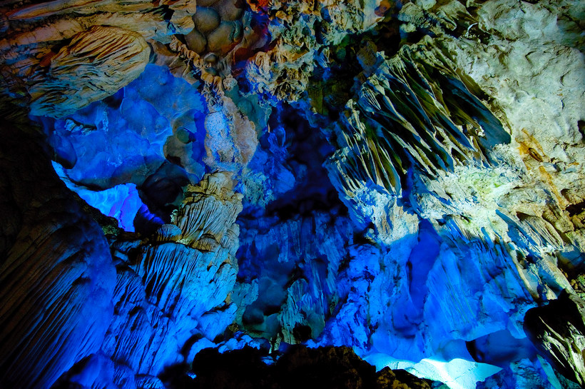 В пещере Холонга