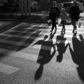 Три тени женского рода на пешеходном переходе)))
