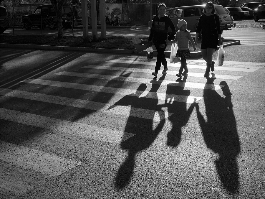 Три тени женского рода на пешеходном переходе)))