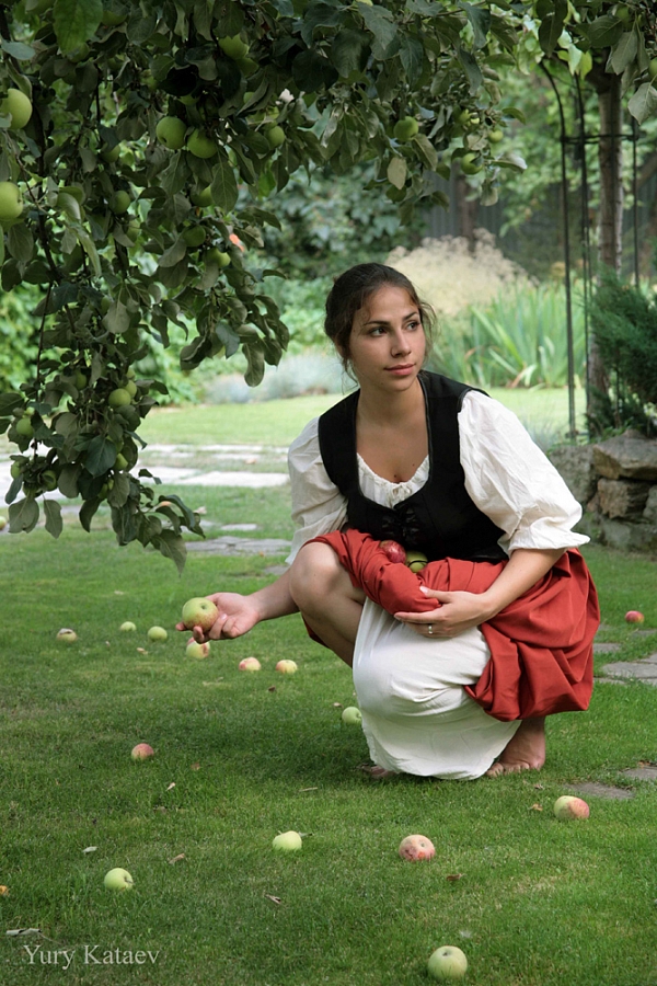 Таня в яблоневом саду. Старокамышинск