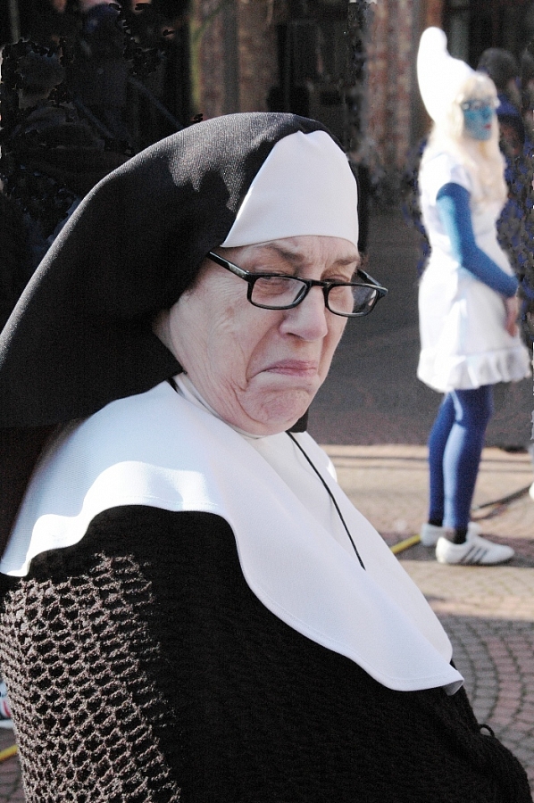 2015. Монахиня на карнавале.